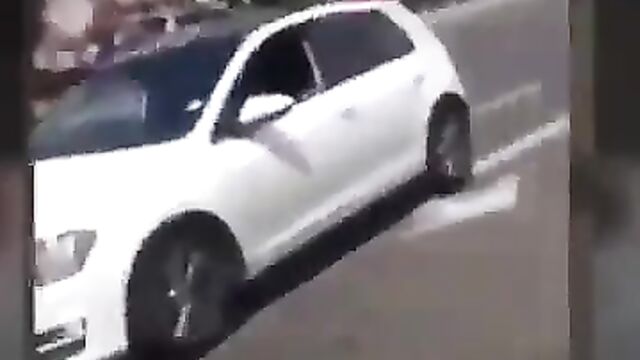 Girl with fine ass strips naked and runs mad in public after allegedly fighting another lady over a rich sugar daddy - 5 image