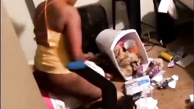 Girl fights without panties, after she caught her man cheating - 1 image