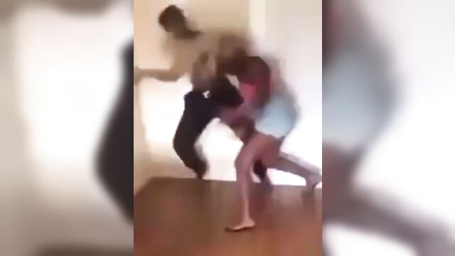 Whore fights her sister and cuts her braids with scissors because of a sugar daddy - 1 image