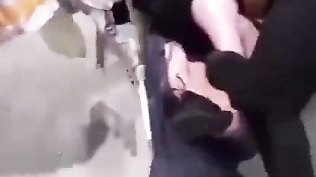 Woman shits on herself during fight - 4 image