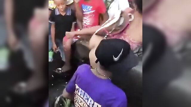 Homeless horny couple caught having sex in front of a crowd - 4 image