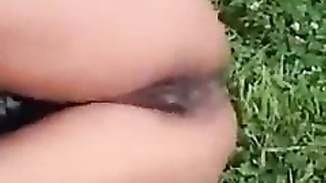 Women caught fighting and showing pussy in public in broad daylight - 4 image