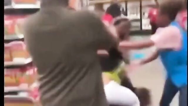 Boobs out in Walmart as girls fight in public - 4 image