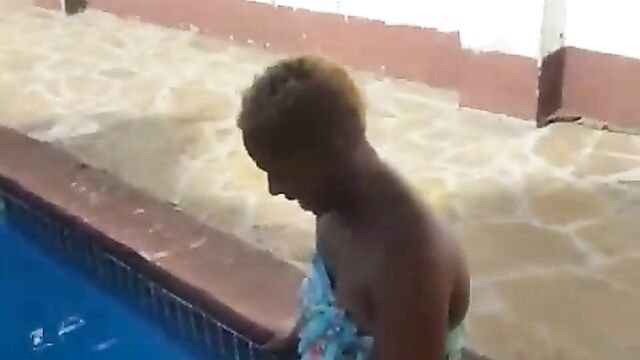 Guy caught licking girlfriend’s pussy in a pool – Part 2 - 3 image
