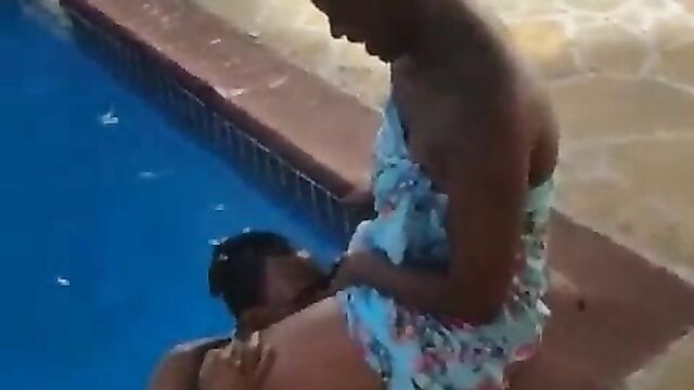 Guy caught licking girlfriend’s pussy in a pool – Part 2 - 4 image