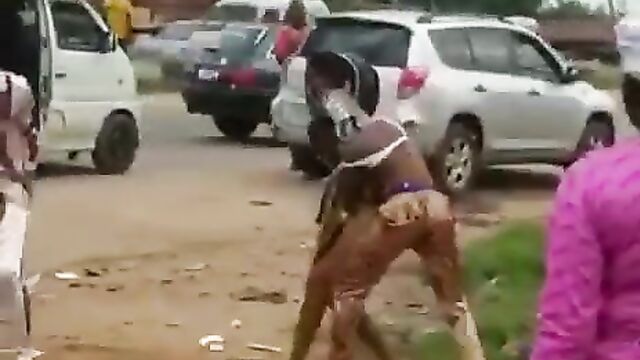 Nigerian girl stripped, exposing naked ass and pussy while fighting in public without wearing panties - 3 image
