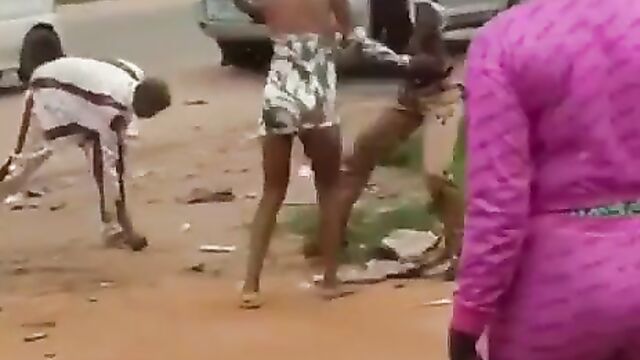 Nigerian girl stripped, exposing naked ass and pussy while fighting in public without wearing panties - 4 image