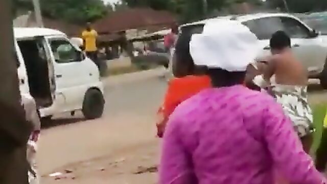 Nigerian girl stripped, exposing naked ass and pussy while fighting in public without wearing panties - 5 image