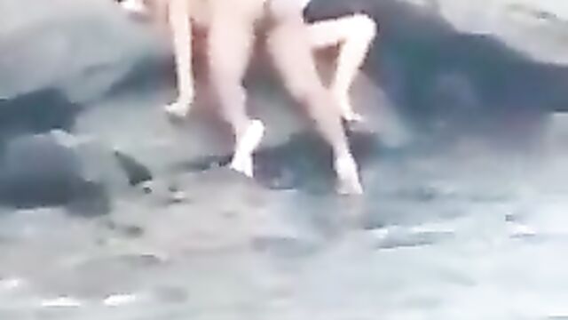 Naked couple caught having hot sex in public on the beach - 5 image
