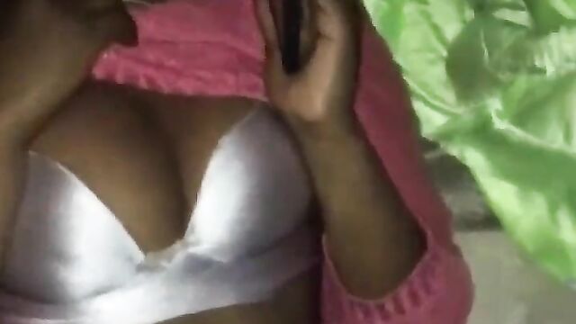 Yahoo Boy exposes Hausa girl’s breasts in public - 1 image