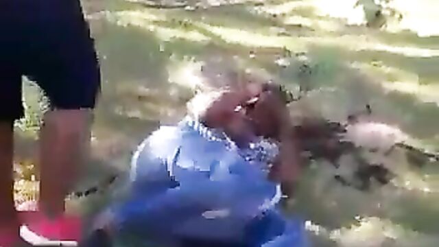 Wife beats and cuts off sidechick’s hair with scissors in public for sleeping with her cheating husband - 5 image