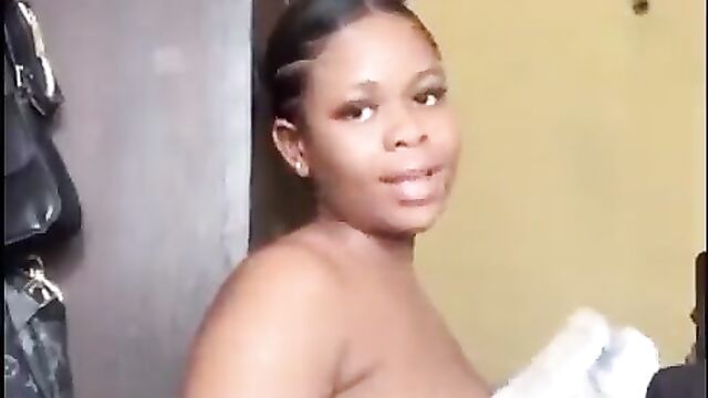 Nigerian girl flashes breast by mistake in public - 1 image