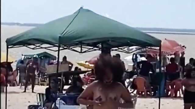 Naked mad woman fights man in public on the beach - 3 image