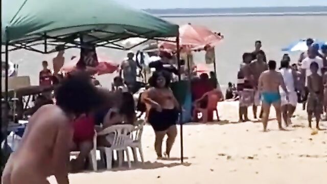 Naked mad woman fights man in public on the beach - 4 image