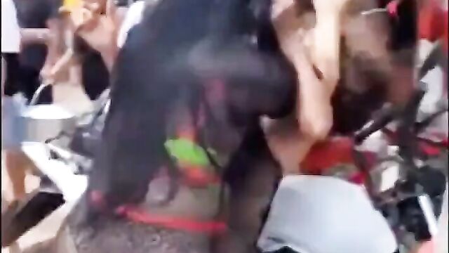 Naked mad woman fights man in public on the beach - 5 image