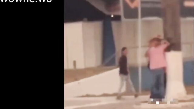 OMG! Lady knocks out her boyfriend’s sidechick after she caught them kissing in public - 3 image