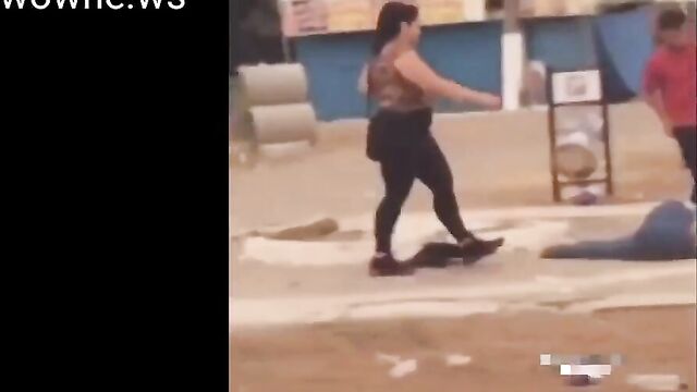 OMG! Lady knocks out her boyfriend’s sidechick after she caught them kissing in public - 4 image