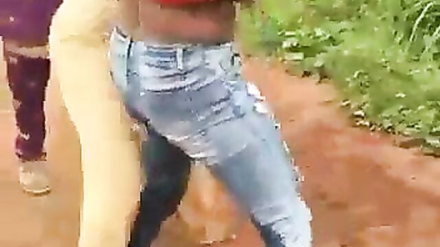 Breasts pop out as 2 Nigerian Girls fight in public - 3 image