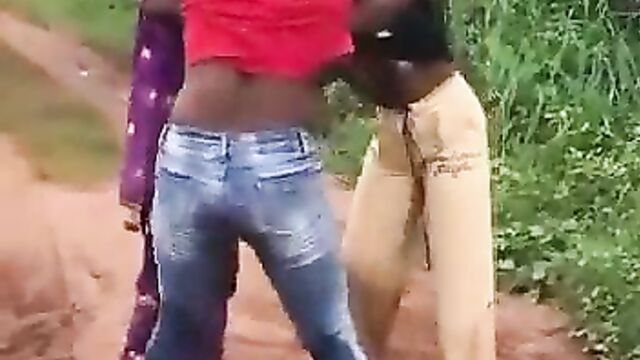 Breasts pop out as 2 Nigerian Girls fight in public - 4 image