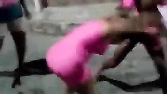 Black Girl exposes boobs in brutal fight in public - 1 image
