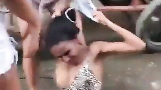 Breasts on display as 2 chicks fight in public in broad daylight - 1 image