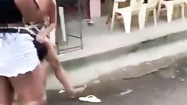 Breasts on display as 2 chicks fight in public in broad daylight - 3 image