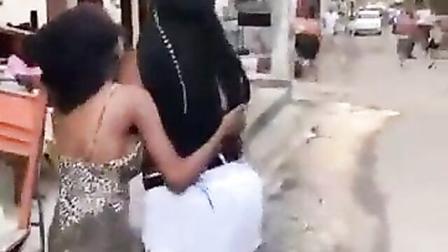 Breasts on display as 2 chicks fight in public in broad daylight - 4 image