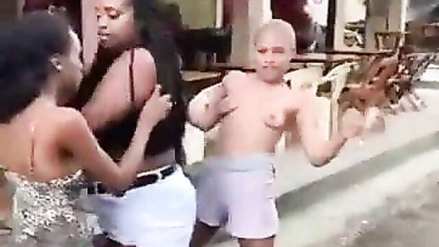 Breasts on display as 2 chicks fight in public in broad daylight - 5 image