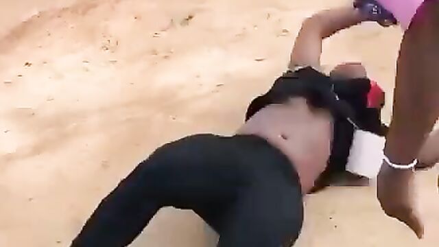 2 vs 1: Boobs out as girl gets beaten by 2 ladies in public for sleeping with their boyfriends - 3 image