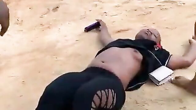 2 vs 1: Boobs out as girl gets beaten by 2 ladies in public for sleeping with their boyfriends - 4 image