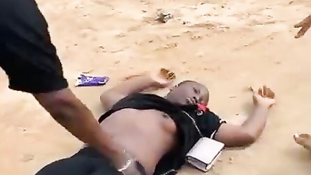 2 vs 1: Boobs out as girl gets beaten by 2 ladies in public for sleeping with their boyfriends - 5 image