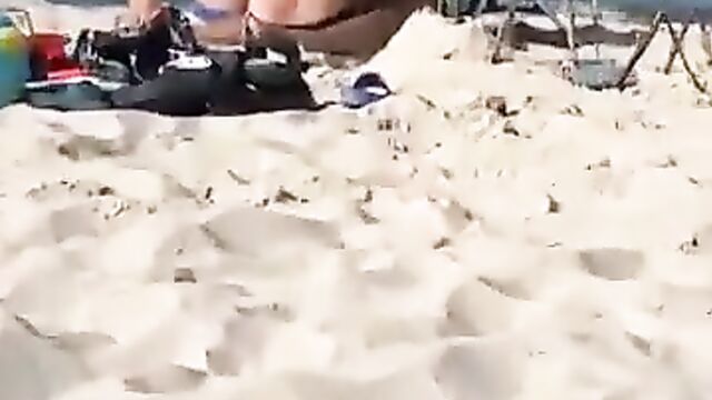 Bad parents on the beach - 1 image