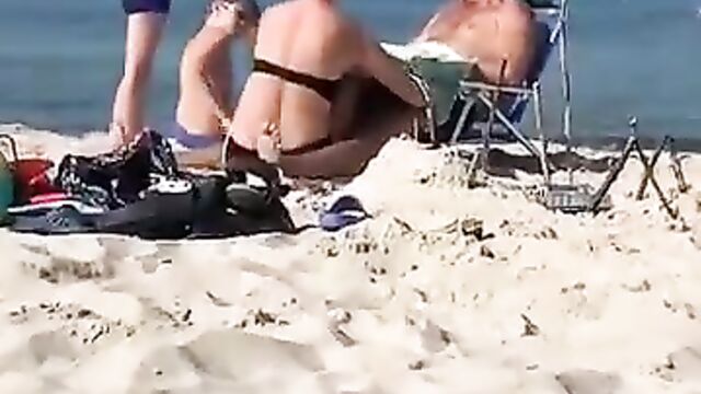 Bad parents on the beach - 3 image