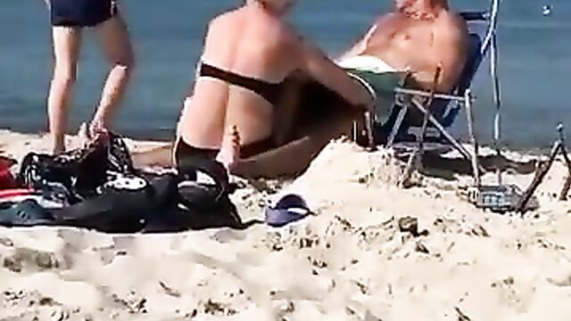 Bad parents on the beach - 4 image