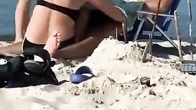 Bad parents on the beach - 5 image