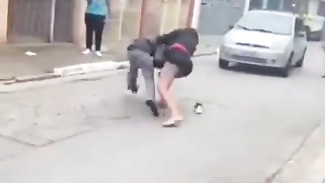 Ass exposed as angry girlfriend beats boyfriend for cheating - 4 image