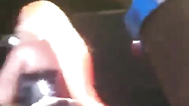 Musician showing her pussy to fans while performing - 4 image