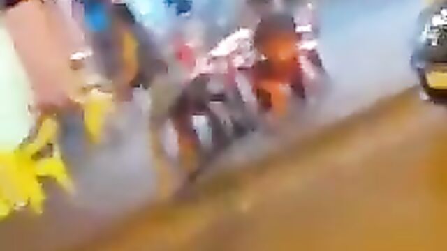 Wife beats up cheating husband and sidechick after she caught them in a public restaurant - 1 image