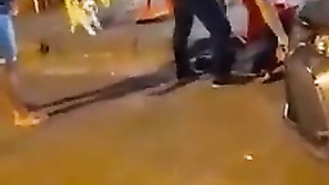 Wife beats up cheating husband and sidechick after she caught them in a public restaurant - 3 image