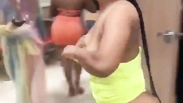 Boobs and ass everywhere as girls fight in public - 3 image