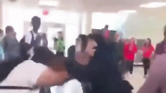 Boobs pop out as girls fight 2 vs 1 in public - 3 image