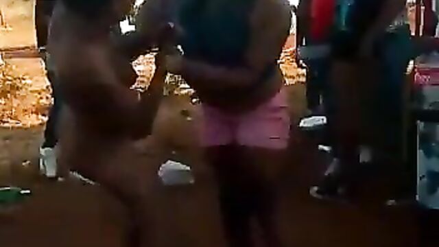 Naked African lady fighting her boyfriend’s sidechick in public - 1 image