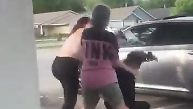 Boobs out as 2 street girls fight in public - 1 image