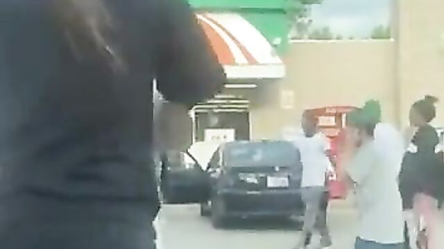 Boobs out as 2 street girls fight in public - 4 image