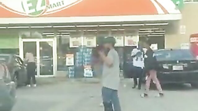 Boobs out as 2 street girls fight in public - 5 image