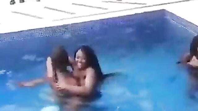Horny couple having sex in a pool in public - 1 image
