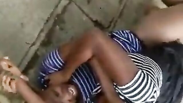 2 African girls fighting dirty, showing ass and panties in public over a man - 5 image