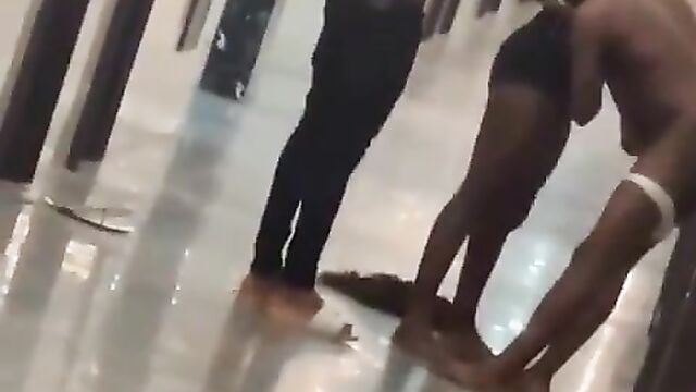 Prostitute grabs and holds customer’s penis for not paying after sex - 3 image