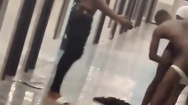 Prostitute grabs and holds customer’s penis for not paying after sex - 4 image