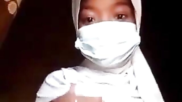 Muslim Girl Caught Showing Her Big Breasts To Her Boyfriend In Public - 3 image